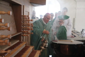 Bischof weiht Orgel