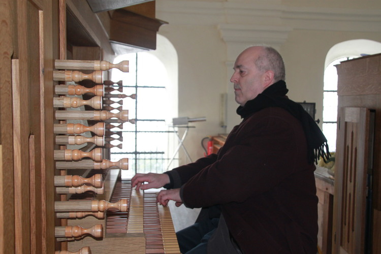 Orgelkonzert mit Dr. Otmar Heinz erläutert neue Hauser-Orgel in Karlskron
